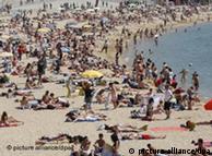 Забитый людьми пляж в Барселоне